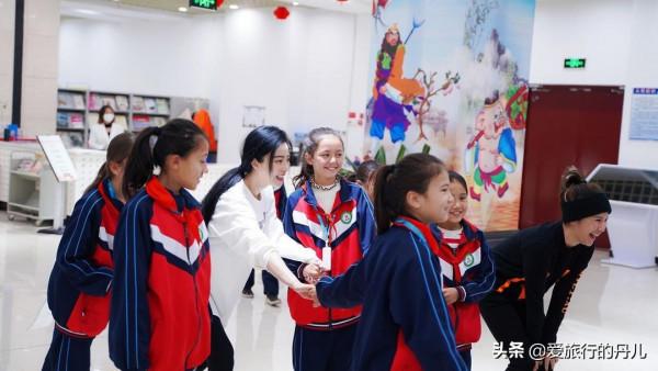 久違露面的范冰冰身穿白色衛衣青春又減齡，與孩子們在一起很親切