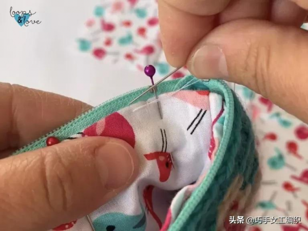 舊衣褲的拉鍊剪下來後，用鉤針戳一圈就有無數的收納