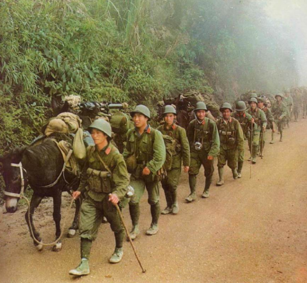 他拉響手雷與敵軍同歸於盡，奇蹟生還，被稱“活著的楊根思”