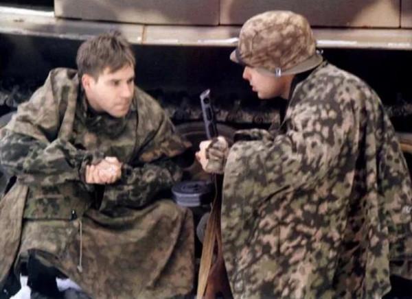 除了當雨衣 還能作擔架搭帳篷 小小一件防水布 居然成了德軍野戰神器