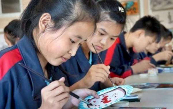 家裡一面牆貼滿了娃的獎狀,媽媽卻開心不起來,是我也高興不了 家裡一面牆貼滿了娃的獎狀,媽媽卻開心不起來,是我也高興不了