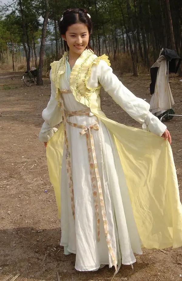 盤一盤過去古裝劇的服裝造型,跟現在的蚊帳子看看有多大差別 盤一盤過去古裝劇的服裝造型,跟現在的蚊帳子看看有多大差別