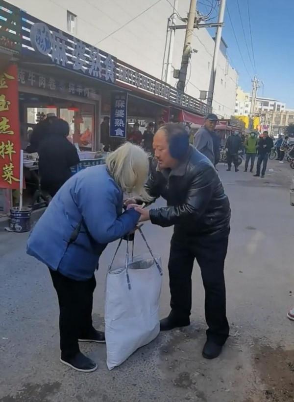 謝廣坤遇流浪老人乞討，掏出百元大鈔！還把人送走顯恭敬