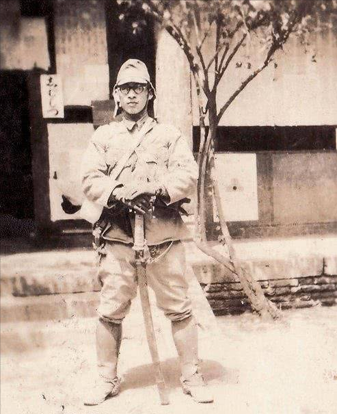 眼看鬼子要屠村，“偽”保長急中生智大喊：“快抓，別讓它跑了”