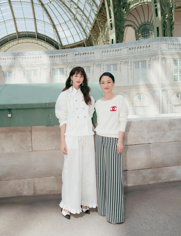 周迅隨便穿穿都有好氣質，一身黑色穿搭時髦高階，低調優雅