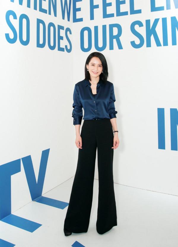 47歲俞飛鴻真美！僅僅是穿了件深V領長裙，滿屏都散發著女人味