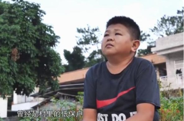 廣西50歲袖珍人,身高1.3米,卻年收入上百萬,憑啥? 廣西50歲袖珍人,身高1.3米,卻年收入上百萬,憑啥?