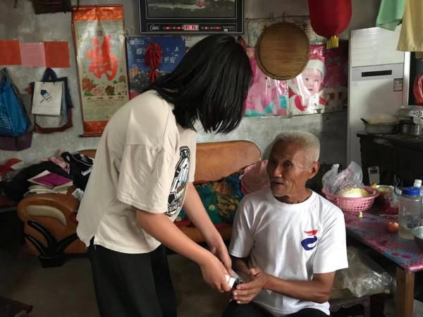 母親離家出走父親去世,14歲女孩與抑鬱抗爭:我得堅強起來 母親離家出走父親去世,14歲女孩與抑鬱抗爭:我得堅強起來