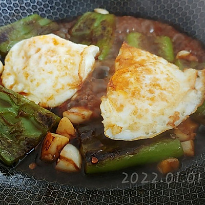 這道虎皮椒蒜荷包蛋香極了，兒子三天兩頭就要吃