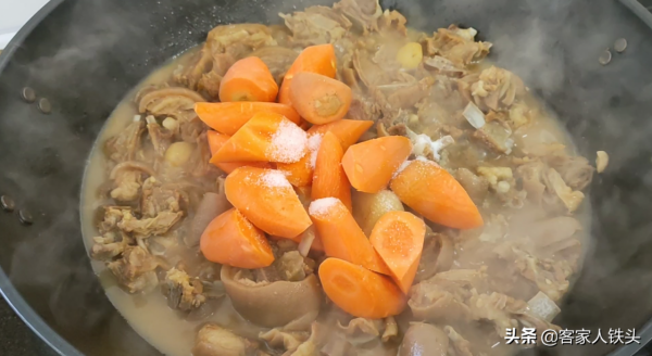 廣式羊肉煲正宗做法，掌握好關鍵一步，皮爽肉香味美，越吃越過癮