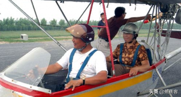 農民譚成年：駕機墜亡，屋主索賠11萬，妻大哭：為什麼你要開飛機