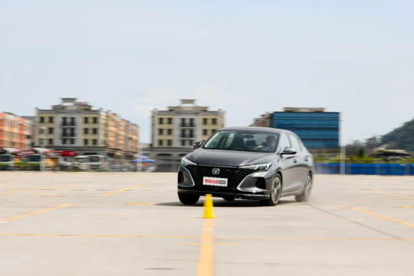 「實測」中、日、德家轎效能大比拼,這臺10萬級選手hold住全場 「實測」中、日、德家轎效能大比拼,這臺10萬級選手hold住全場