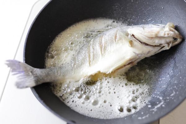 酸甜可口的糖醋鱸魚,一煎一炒就做好,鮮嫩不腥,美味好吃 酸甜可口的糖醋鱸魚,一煎一炒就做好,鮮嫩不腥,美味好吃