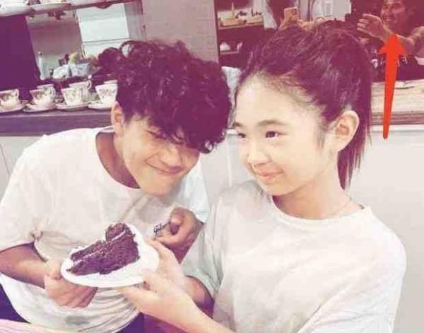 曹格女兒grace近照曝光，女大十八變越來越好看，腿太長了吧