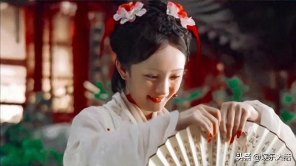 紅樓夢名場面，六版晴雯撕扇，誰靈巧可愛，誰在鬧笑話？