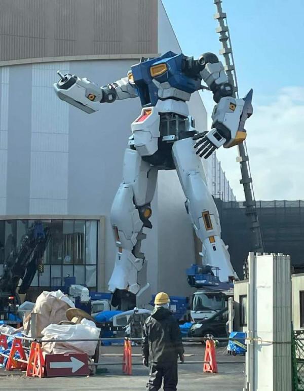 機動戰士高達1：1比例牛高達立像搭建程序更新，一隻手臂安裝完成