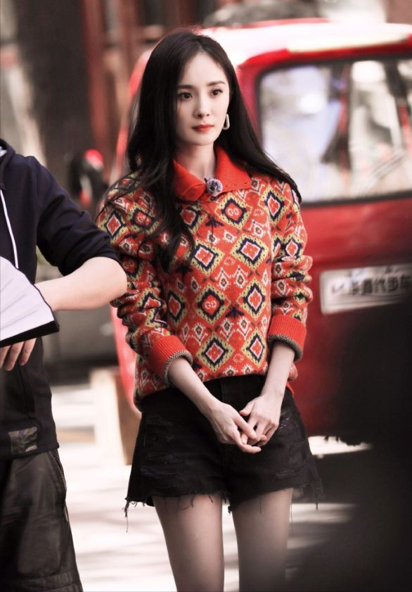 楊冪的時尚感誰不服?這麼老土的針織衫,配條皮短褲瞬間變高階 楊冪的時尚感誰不服?這麼老土的針織衫,配條皮短褲瞬間變高階