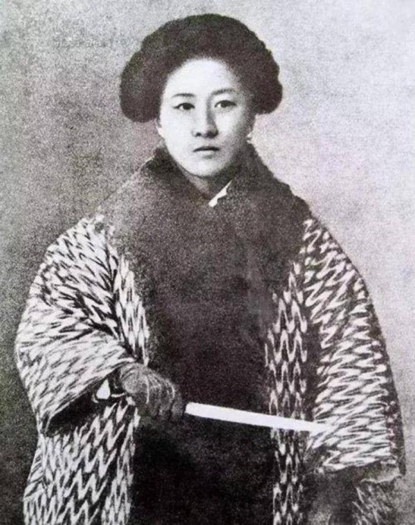 “雙槍黃八妹”：從女匪頭子到抗日英雄，曾用美人計誘殺日本少佐