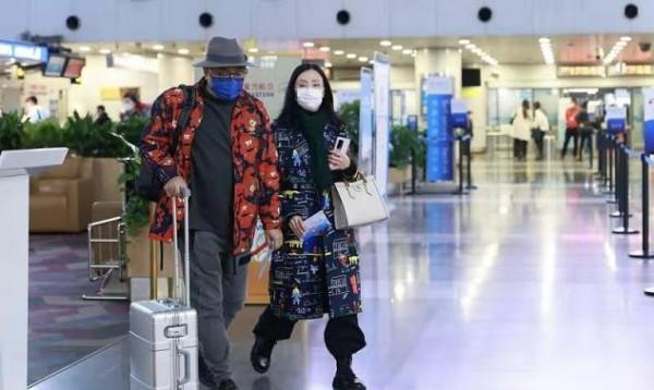 70後還能這麼穿,被徐崢陶虹機場土味穿搭甜到了,中年情侶系列 70後還能這麼穿,被徐崢陶虹機場土味穿搭甜到了,中年情侶系列