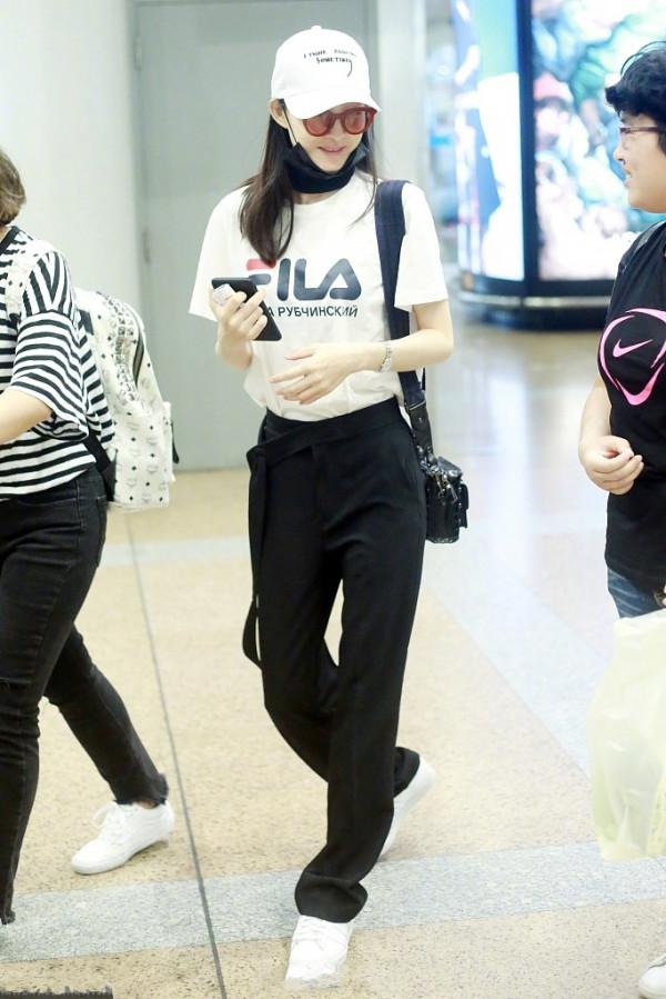 33歲王麗坤現身機場，僅僅是穿了件黑色波點裙，一下就老了十歲