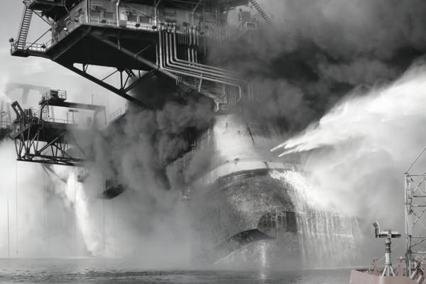 “海上旅館”變成“海下墳墓”:石油鑽井平臺傾覆,123人遇難 “海上旅館”變成“海下墳墓”:石油鑽井平臺傾覆,123人遇難