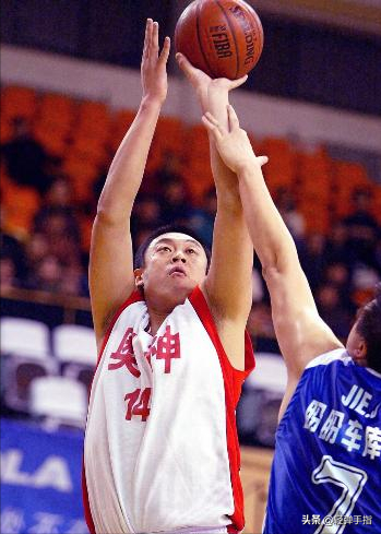 人物｜94黃金一代中鋒，中途退役去機場工作，效力10支球隊創紀錄