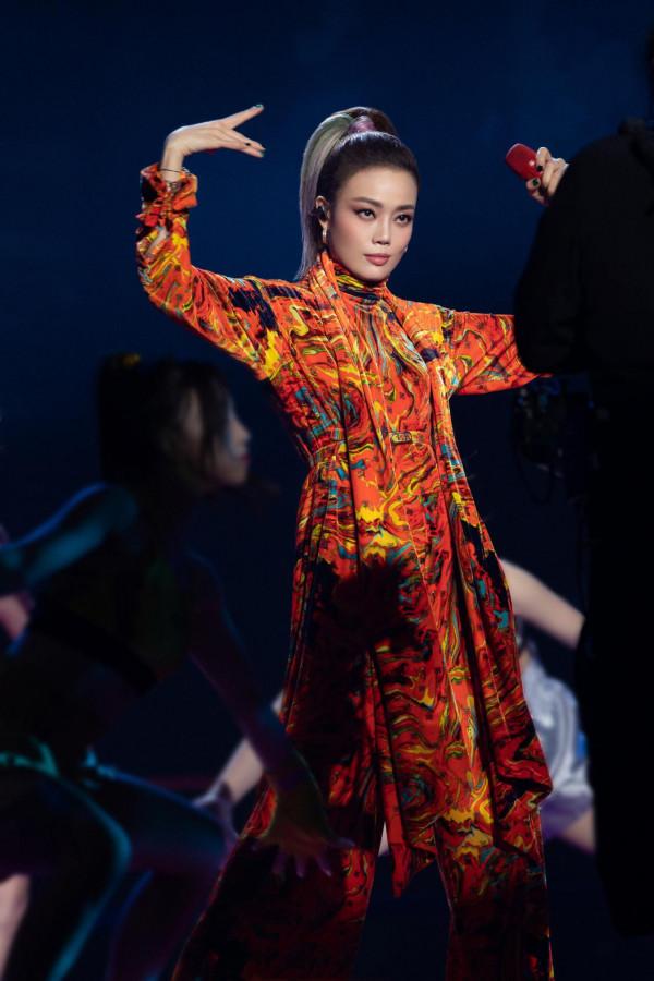 6臺春晚群芳爭豔：唐嫣劉海翻車，張雨綺鑽飾搶鏡，AB像大頭娃娃