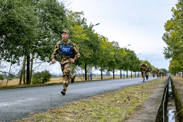 從這裡走向戰場 從這裡學會成長