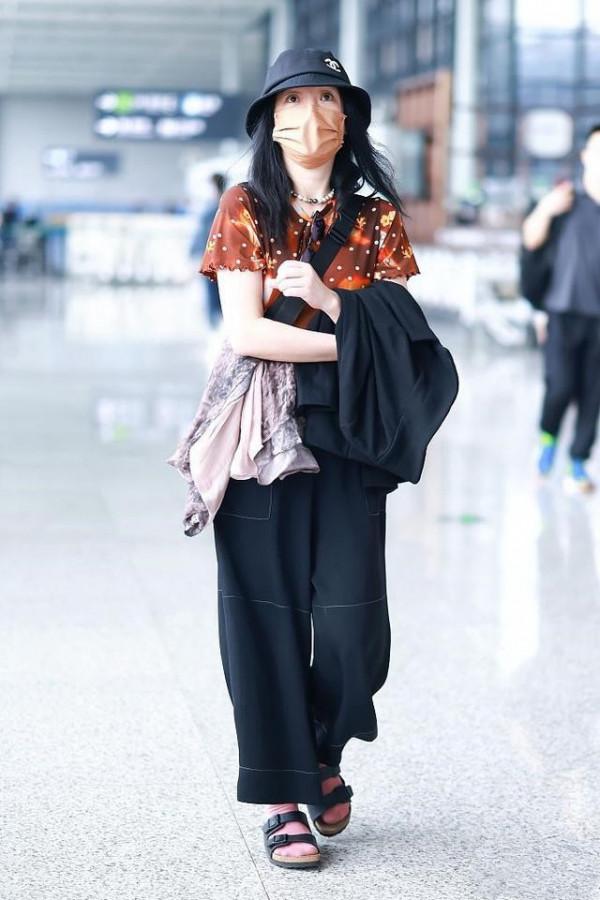 周迅帶火了“不羈風”，闊腿褲配拖鞋看似邋遢，實則隨性又時髦