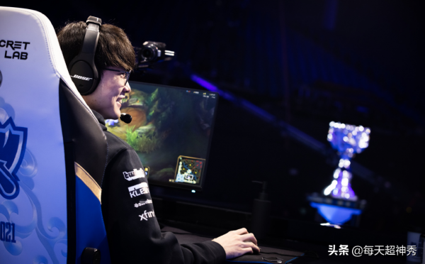 Faker亞索單殺傘皇，T1輕鬆擊敗LOL主播隊，Keria被低估了