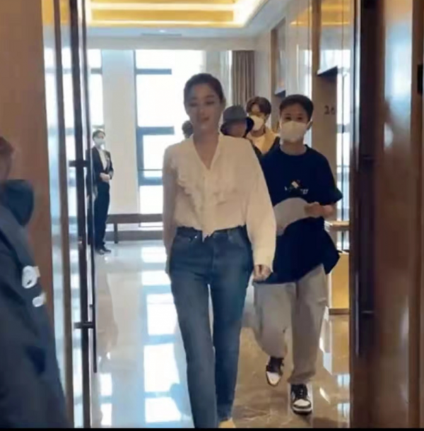 46歲梅婷老了顏值才開掛！20歲的身材30歲的臉，穿白襯衣美上天