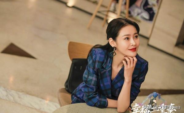 於明加打卡湖南大學!穿長大衣拎包吃臭豆腐,瘦成錐子臉顏值太高 於明加打卡湖南大學!穿長大衣拎包吃臭豆腐,瘦成錐子臉顏值太高