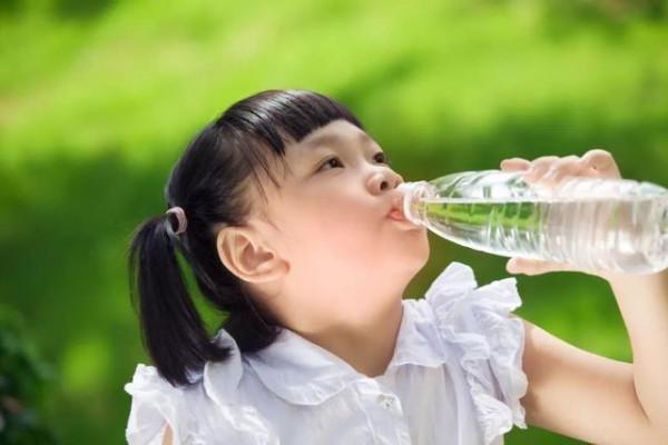 女孩因“喝水”進醫院，建議這3個時間段別給孩子喝水，易積食