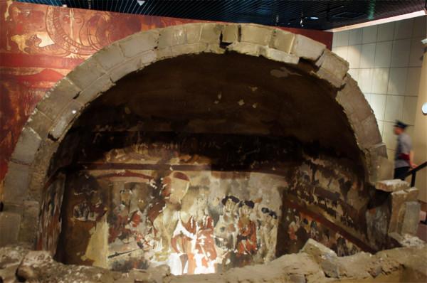 1976年，一農民在麥田中挖出一列磚牆，考古學家發現底下有古墓