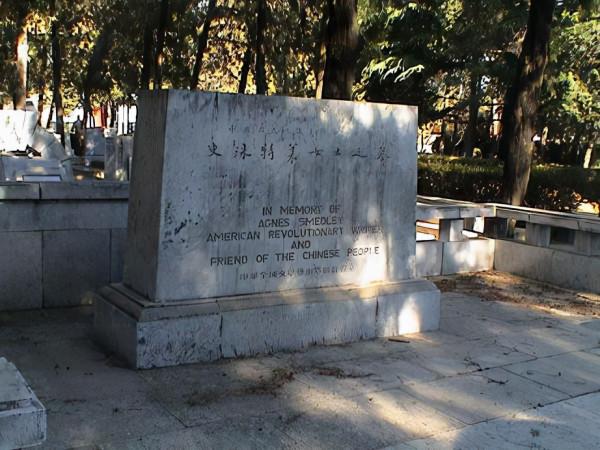 美國女記者史沫特萊，將鉅額遺產留給朱德，要求：為我唱中國國歌