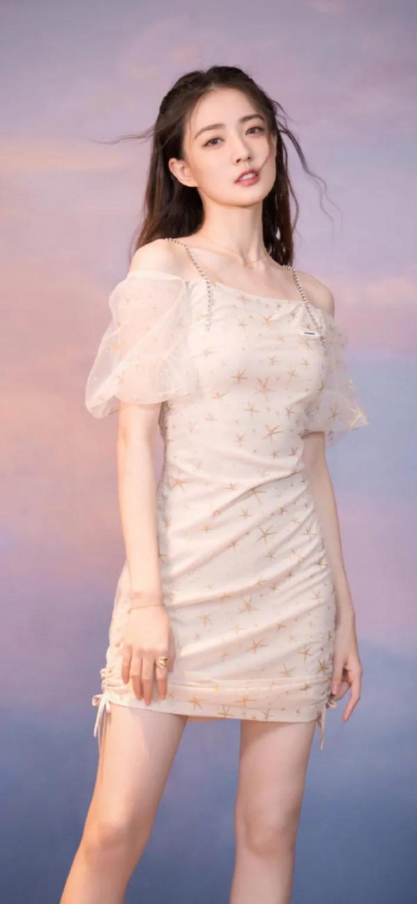 徐璐 中國新生代美女演員 優雅靚麗 百搭服飾美得好似三月盛開的桃花