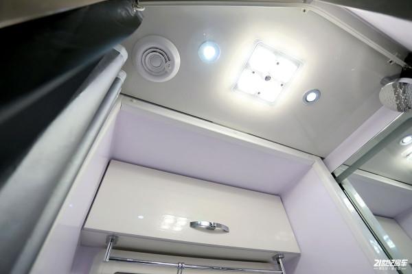 國產6.5T依維柯歐勝底盤加持,穩!實拍2022款中意極致雙拓展房車 國產6.5T依維柯歐勝底盤加持,穩!實拍2022款中意極致雙拓展房車