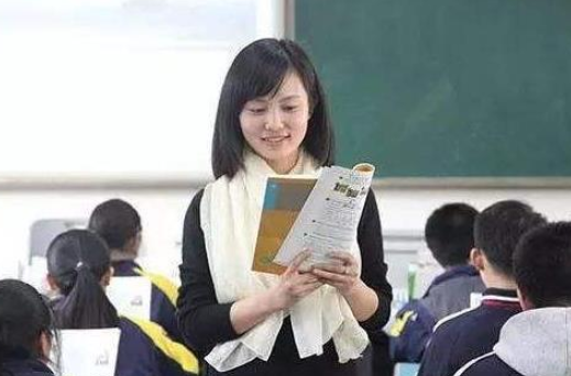 95後教師“教案”走紅，深受學生青睞，家長對此褒貶不一