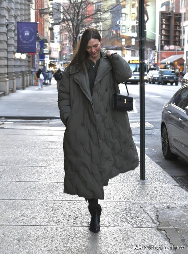 卡莉·克勞斯一身灰色大衣與丈夫現身街頭推嬰兒車畫面溫馨