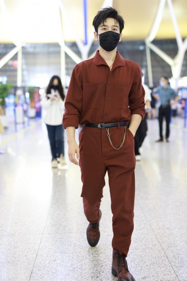 黃曉明還真會穿,衛衣+羊羔毛外套盡顯潮流,秋季他喜歡這些造型 黃曉明還真會穿,衛衣+羊羔毛外套盡顯潮流,秋季他喜歡這些造型