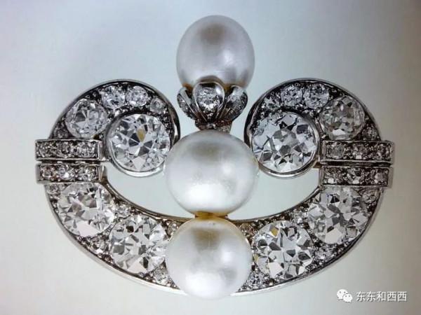 億萬珠寶送給英國王室，她如何從一個廚娘女兒變成王后閨蜜？