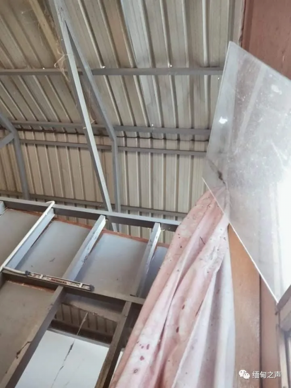 到處都在打仗！房子被炸！緬甸難民坐在地上，雙手合十為緬甸祈福