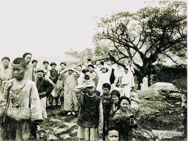 一百多年前，一個小尼姑被害，引出連環奇案，告誡世人什麼是報應