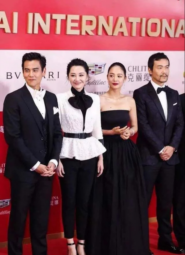 許晴的穿搭夠驚豔?但遇上小10歲的周韻卻被碾壓關鍵差在氣質上? 許晴的穿搭夠驚豔?但遇上小10歲的周韻卻被碾壓關鍵差在氣質上?