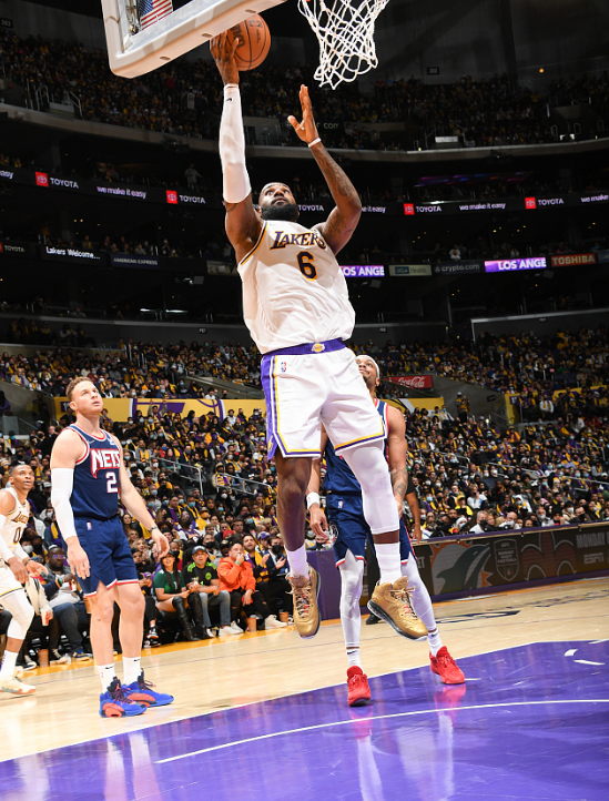 詹皇末節13分+6助攻！包辦湖人28分卻遭隔扣，37歲老漢提前退場