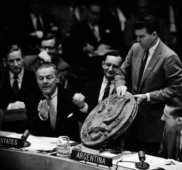 美蘇之間的間諜較量，不用電的竊聽器，在美國大使館掛了八年