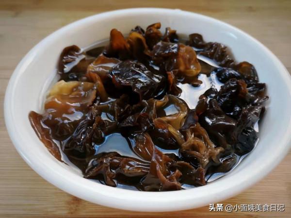 秋天吃荸薺正當時，和木耳是絕配，一黑一白，脆嫩爽口，清淡營養