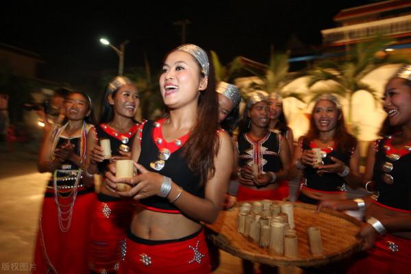 從遠古創世神話來看,中華各族都是從同一個地方發出的不同分支 從遠古創世神話來看,中華各族都是從同一個地方發出的不同分支