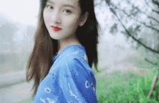 真搞不懂宋祖兒的新時尚，披塊兒毯子就出門了，但意外很有高階感