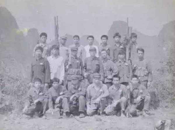 84年，越軍罵陣還朝哨所尿尿，駱科邦一擊將其斃命，越南懸賞3萬